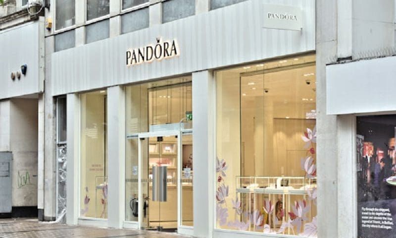 Pandora CEO steps down following profit warning