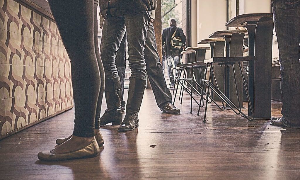 How can retailers utilise queuing psychology?