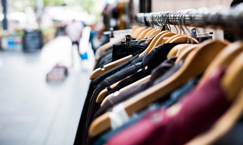 Retail job losses to increase by 27,000, analysis suggests