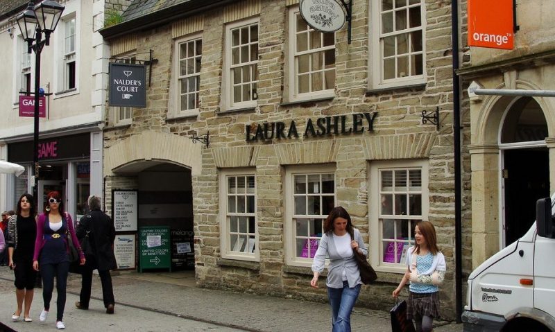 Laura Ashley issues fresh profit warning amid sales slump