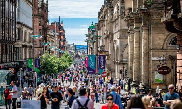 Retailers rally behind hospitality and reject Covid status certificates