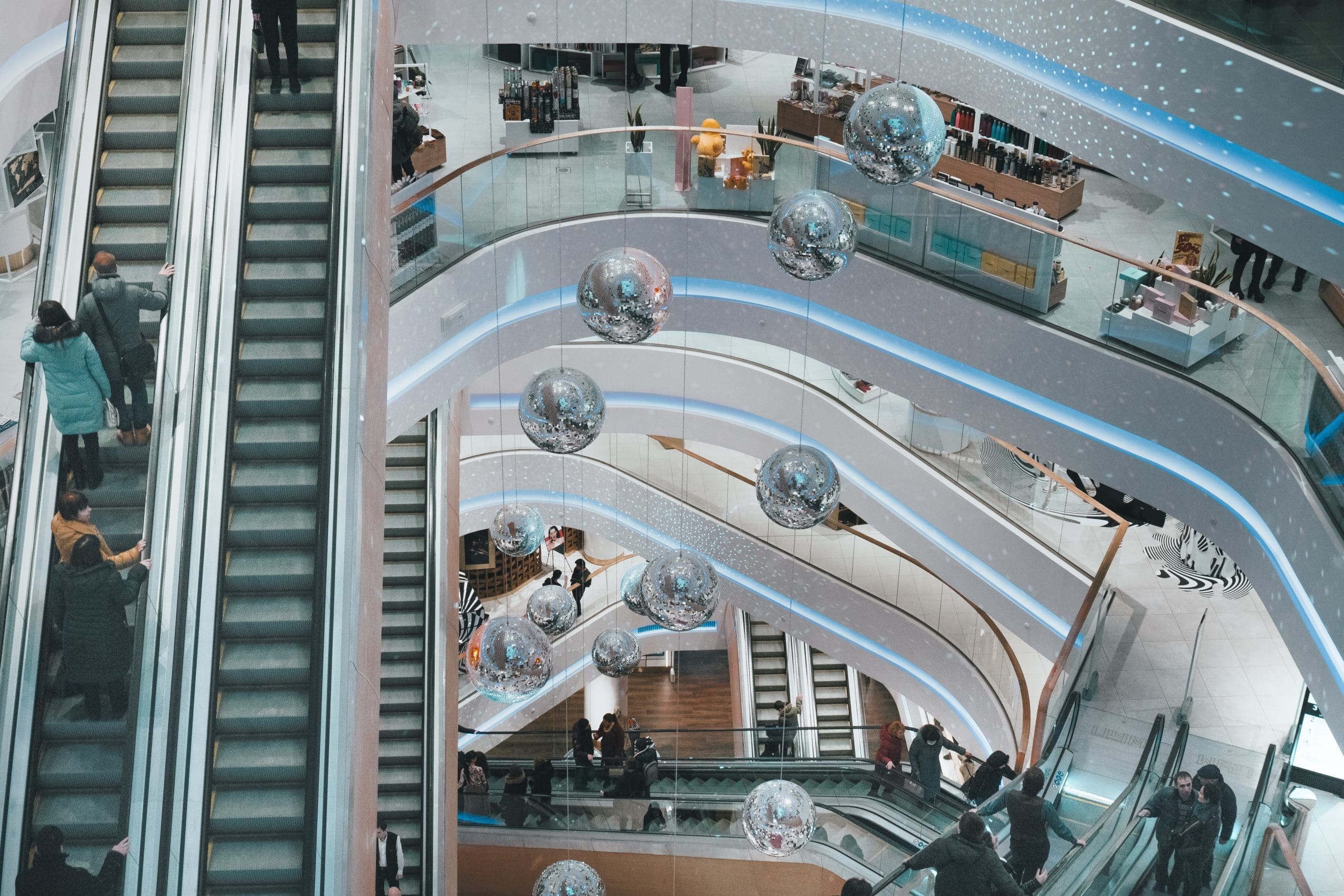 High street footfall continues to lag behind pre-pandemic levels